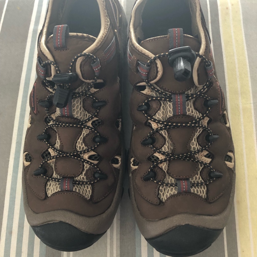 Men’s size 10 water/hiking shoes like new!